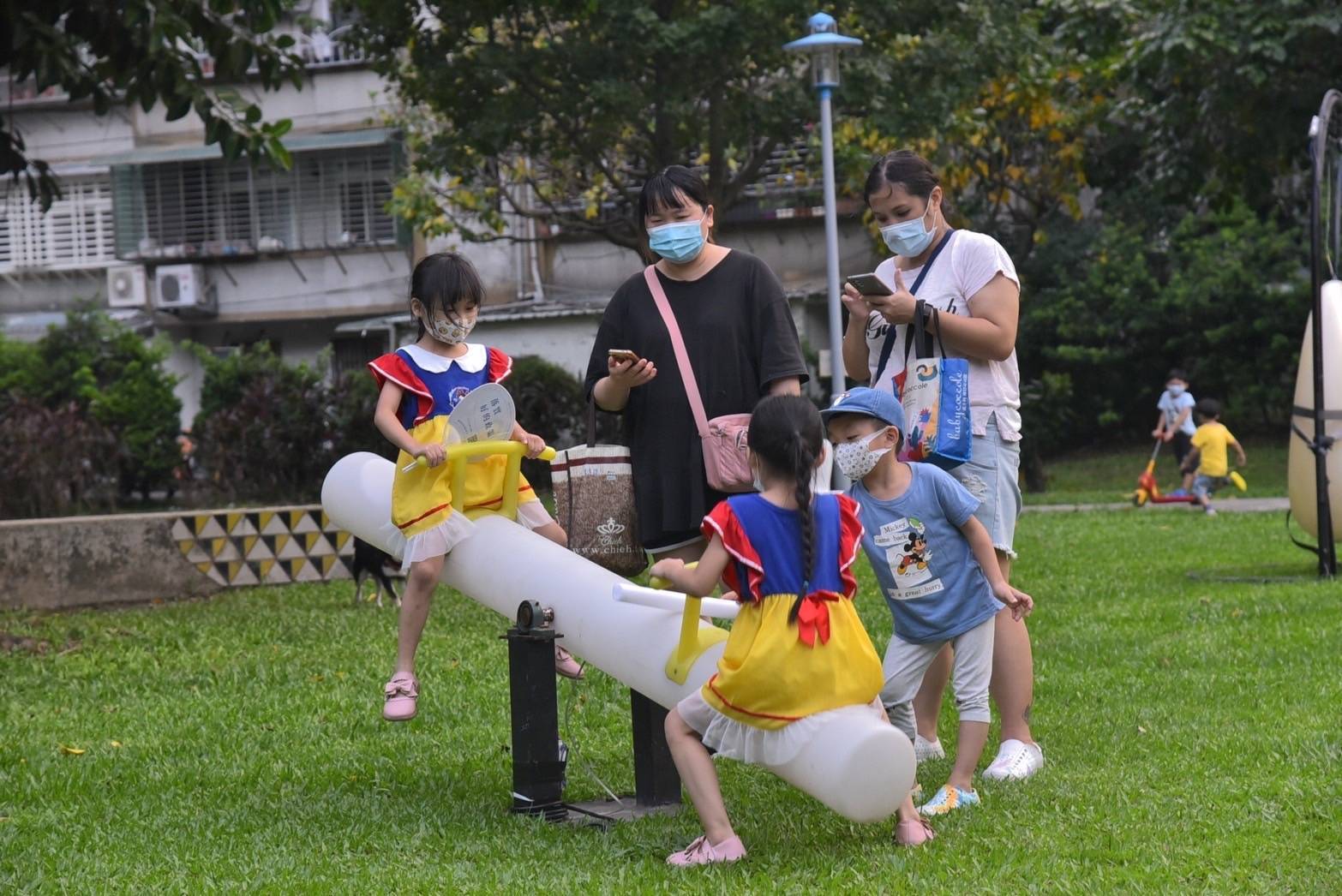 小朋友玩敲敲板