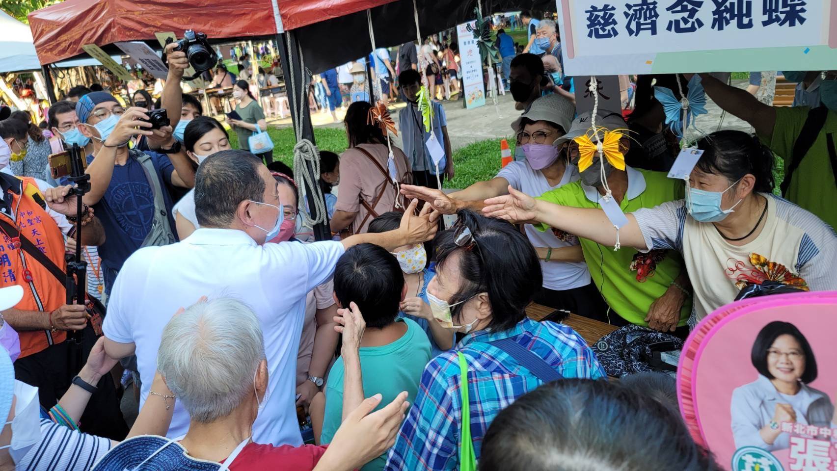 侯市長沿途深獲民眾熱烈歡迎