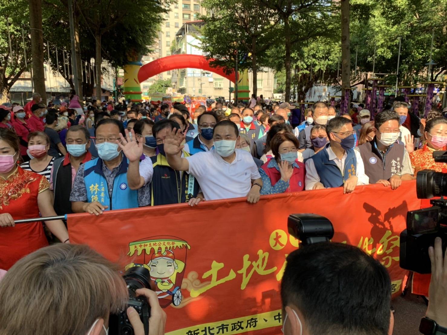 市長率眾嘉賓與市民朋友踩街遊行