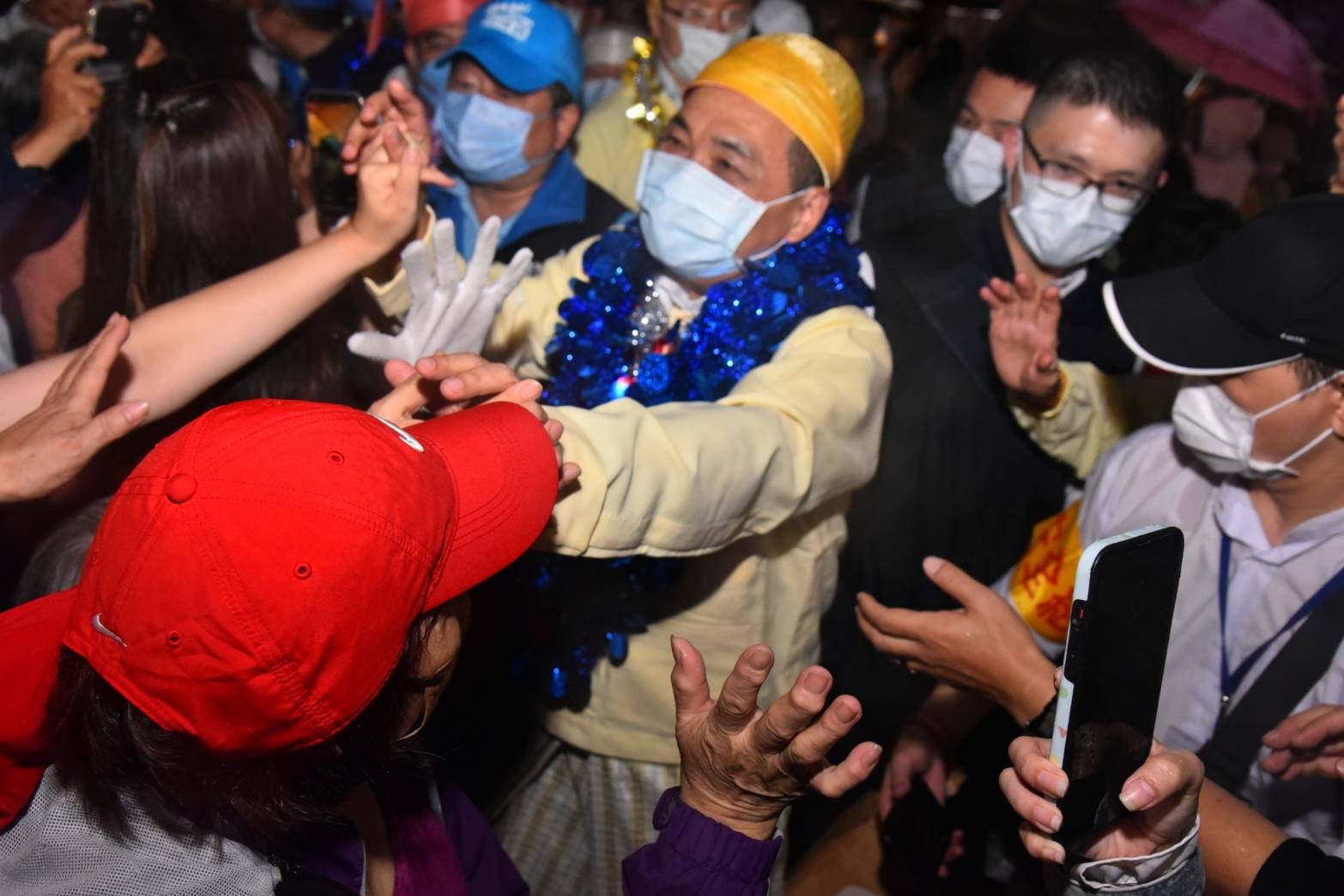 市長著新住民服飾出席