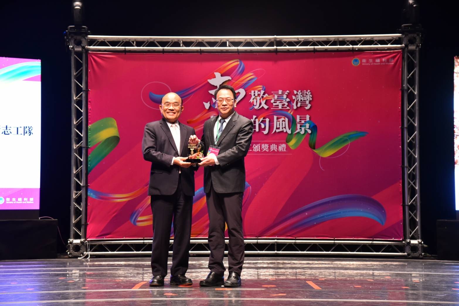 區長賴俊達從蘇貞昌院長手中獲頒衛福部全國績優志工團隊獎