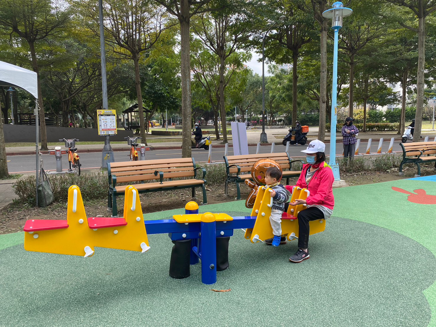 小朋友試用遊具