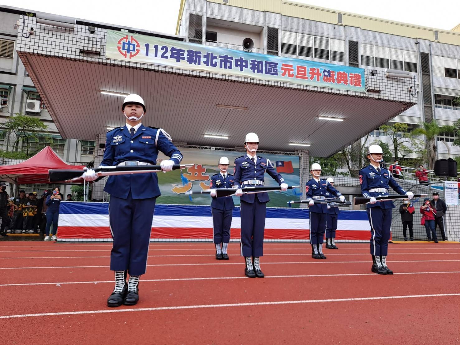 操槍表演
