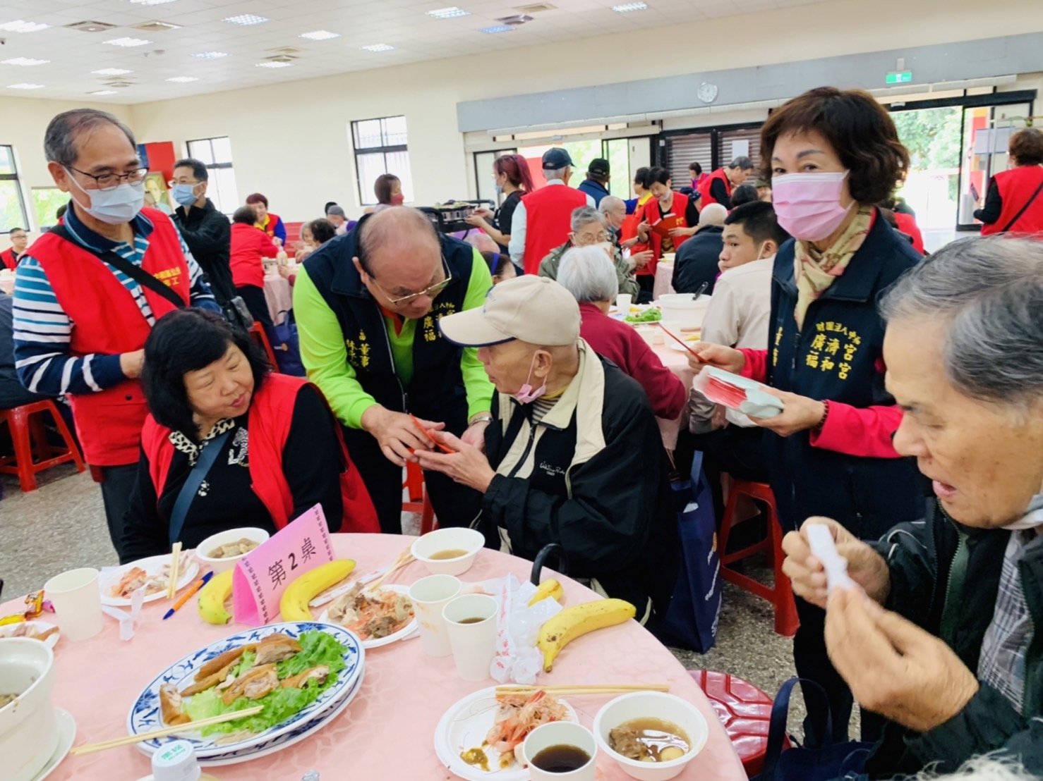致贈每位長者共貳仟元春節禮金與贊助圍爐餐費
