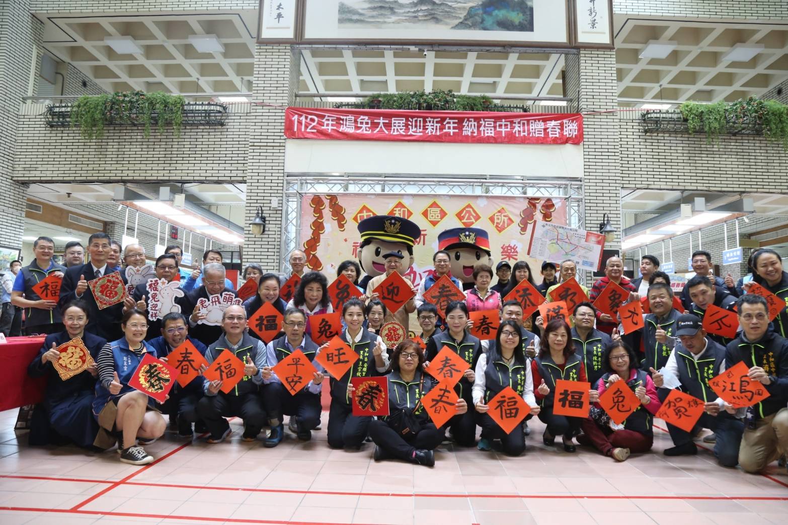 鴻兔大展迎新年  名家揮毫贈春聯