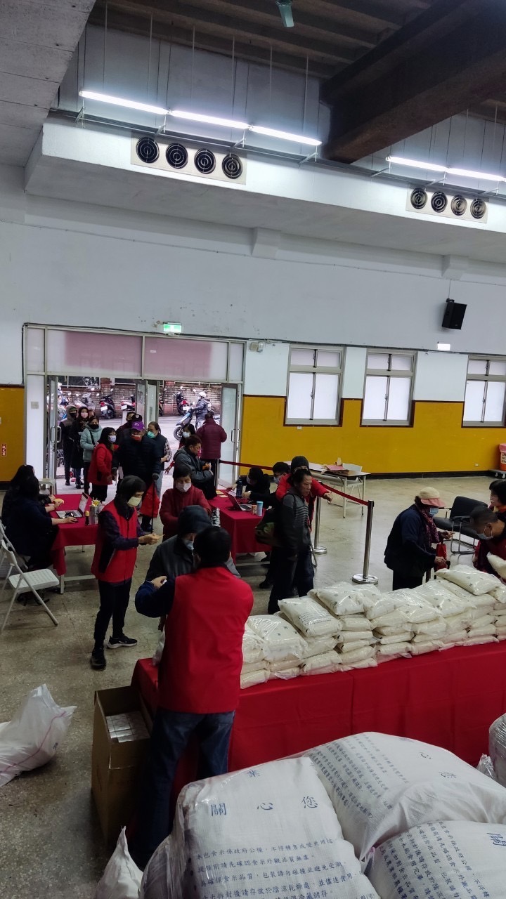 前國管院中正堂白米發放