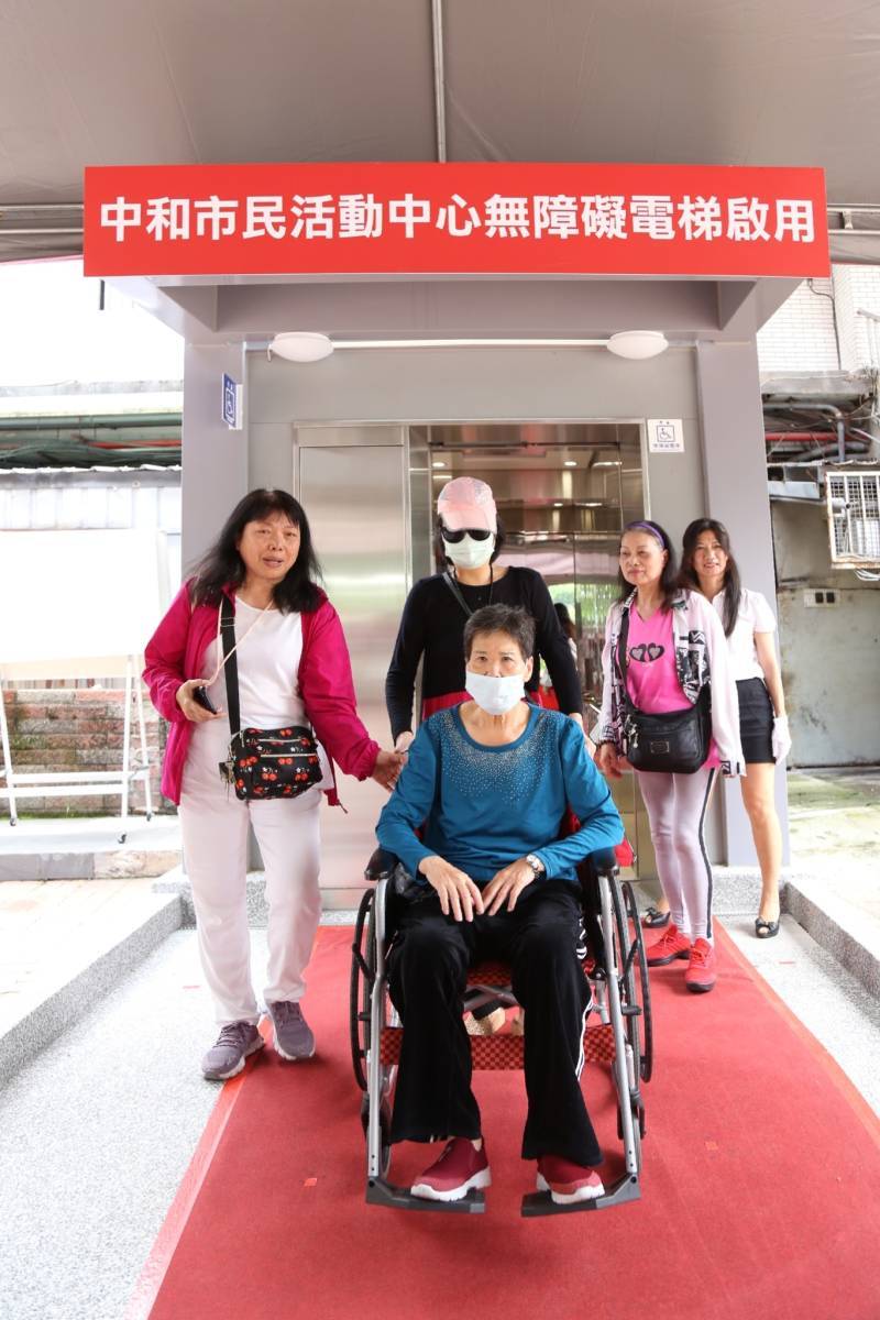 民眾試用活動中心無障礙電梯