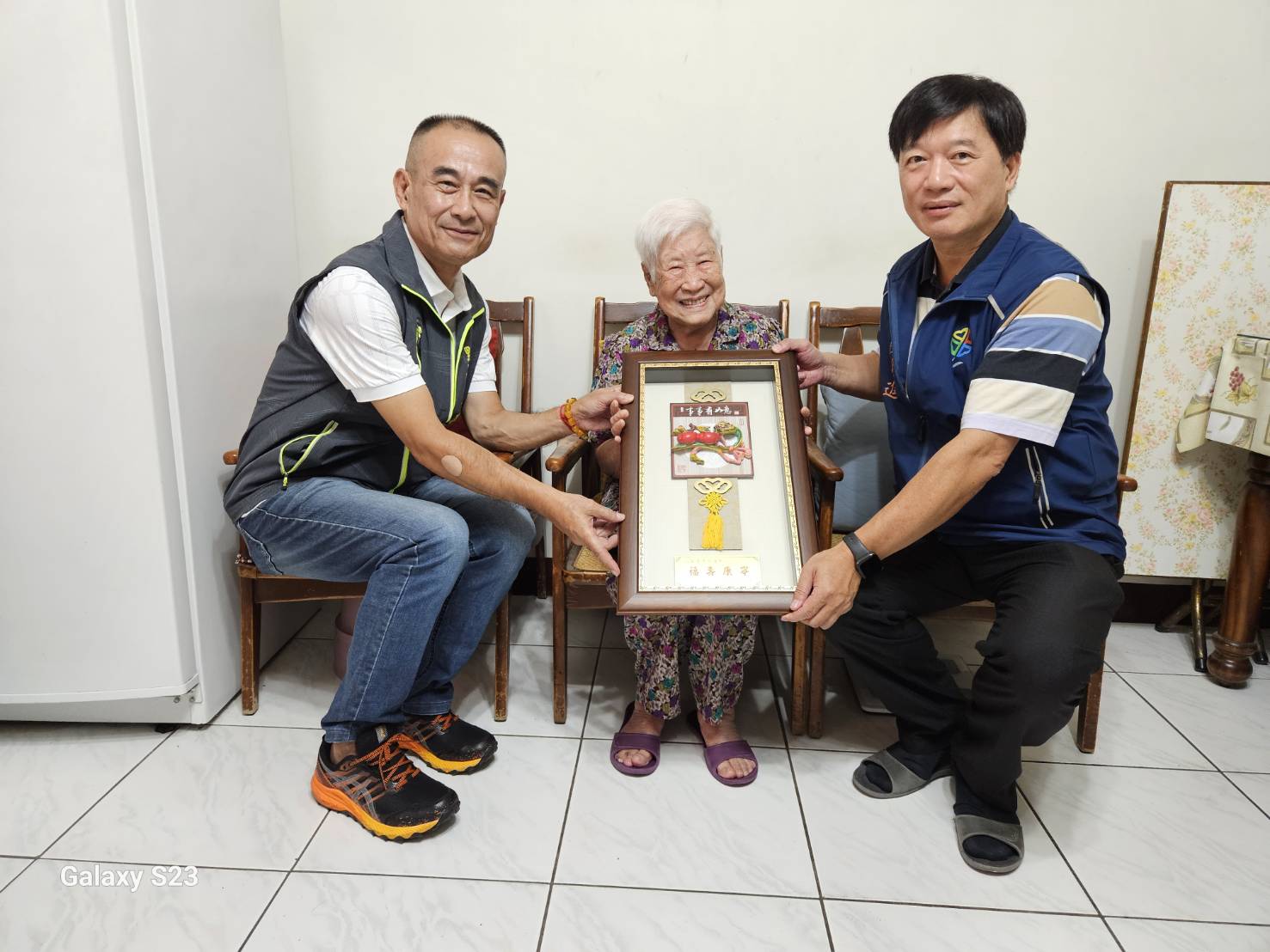 副區長陳明進致贈人瑞張惠芬重陽敬老禮金(禮品)