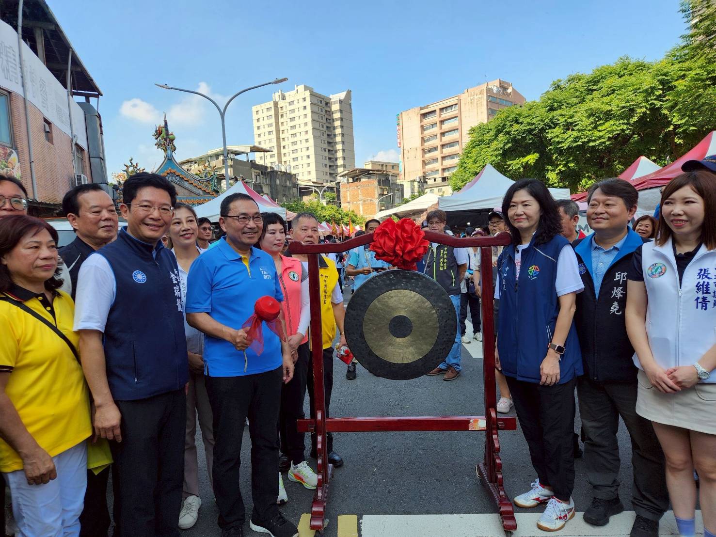 預備擊鑼正式展開土地公遶境祈福儀式