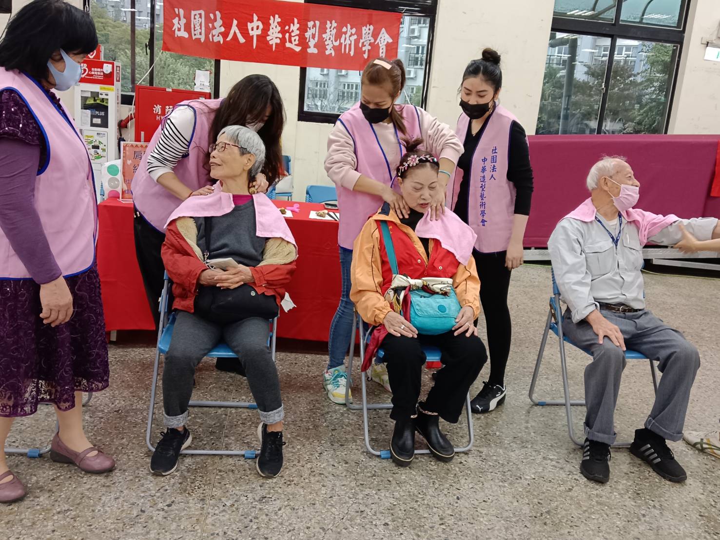 中和區獨老圍爐 各界傳愛幸福送暖