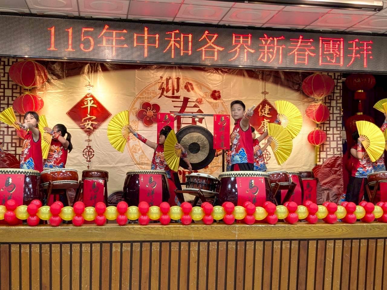 錦和國小詠太鼓打擊樂團熱鬧開場