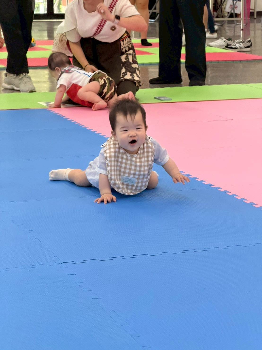 活潑可愛又勇敢向前爬行的模樣