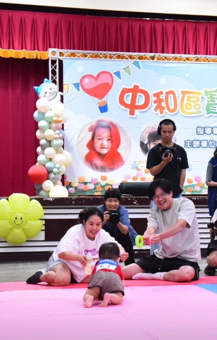 父母鼓舞寶寶爬向終點